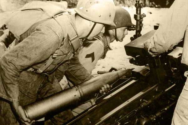 1943_campblanding-105mm-field-piece